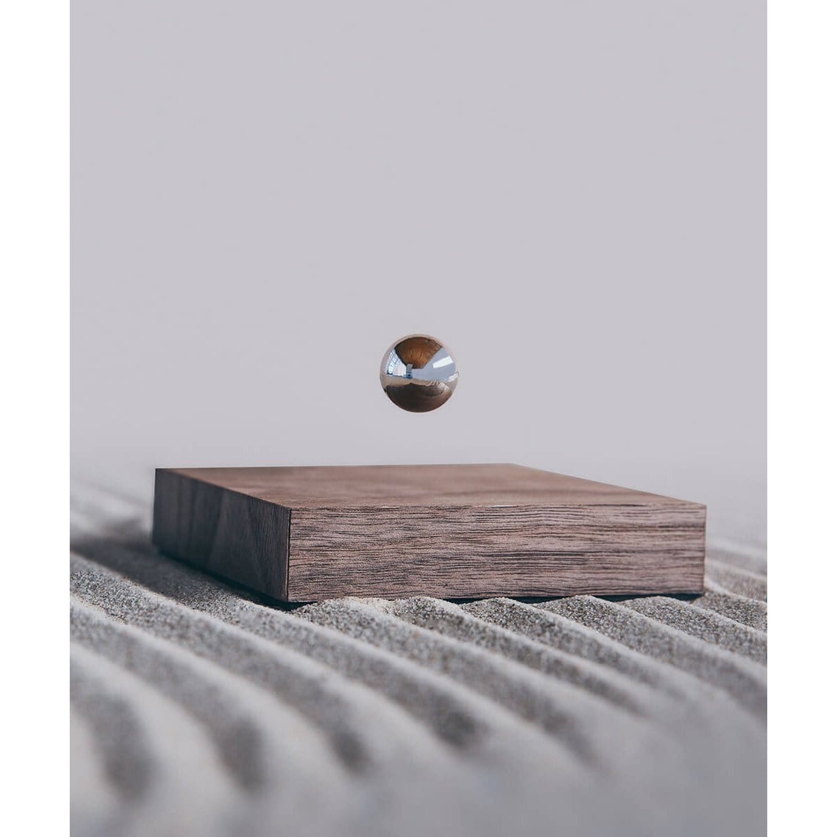 Wooden Amsterdam FLYTE Buda Ball zwevende magnetische bol - walnoot